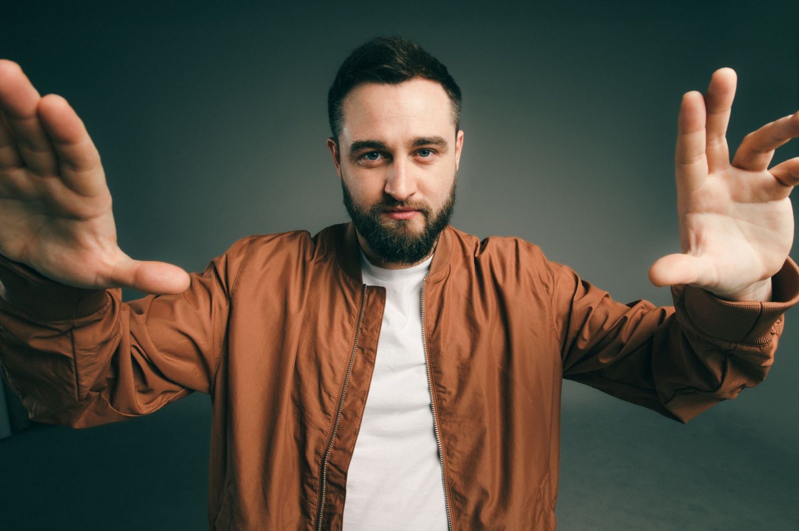 Matija Cvek zaključuje godinu u velikom stilu – novi singl „Nudim ti se“ otkriva srce njegovog trećeg albuma!